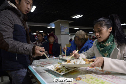 孩子患病成“大头娃娃” 为省钱一家人住车里(组图)