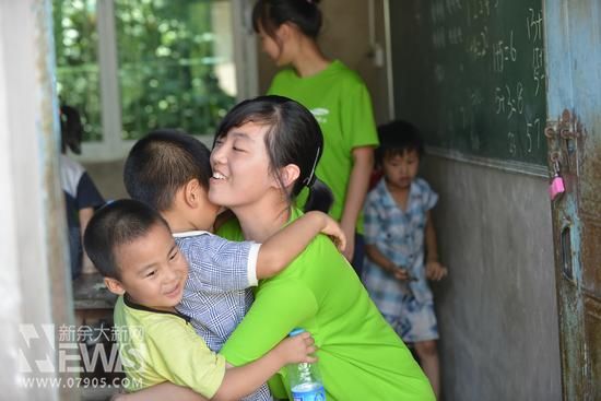 留守儿童最需要的是爱和陪伴。北京邮电大学的大学生志愿者四川支教时紧紧拥抱孩子