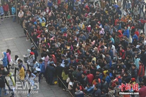 11月29日，在山西太原一处国家公务员考试考点，考生们陆续进入考场。当日，有“国考”之称的中国国家公务员招录公共科目笔试开考。