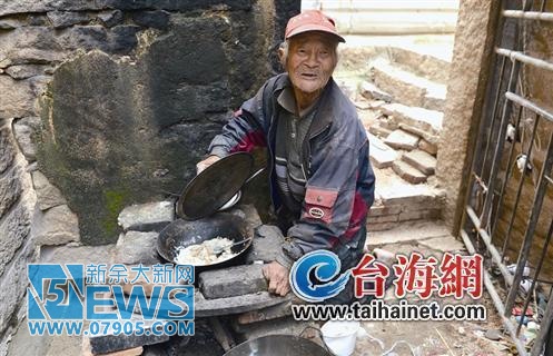 八旬残疾老人爬行走路住废弃食堂 儿子一家失联