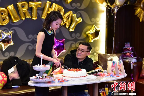 余文乐现身周冬雨生日会上演“喂食”戏码（图）