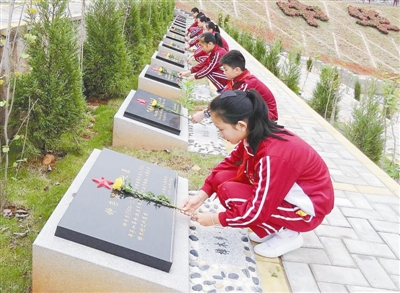 3月30日，兴国县第五小学的学生来到烈士陵园，用鲜花缅怀先烈。通讯员 赖福鑫摄