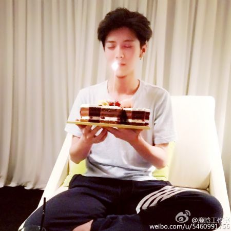 鹿晗26岁生日手捧蛋糕许愿网友纷纷送上祝福