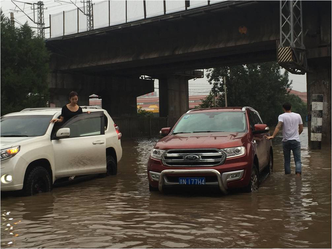 “撼心哥”暖心救援被困美女车主 雨中的异国浪漫情缘