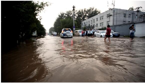 我在“帝都溜海”，型男“雨中救美”