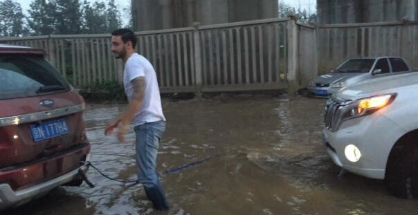 我在“帝都溜海”，型男“雨中救美”