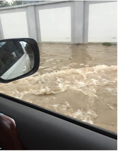 闺蜜暴雨巧遇“撼心哥”，这次抛锚值了！