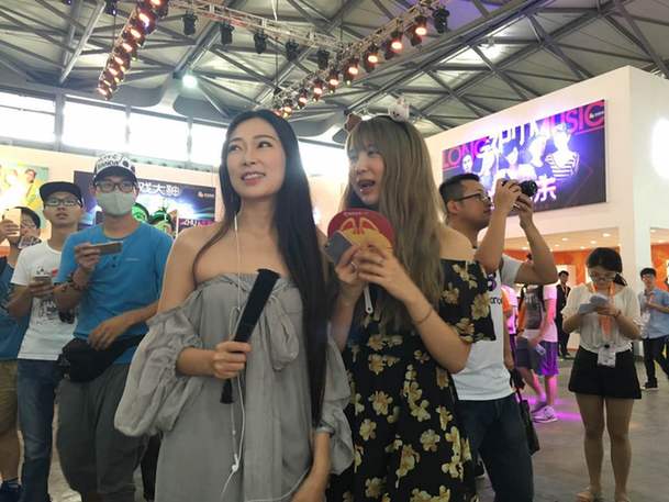 黑衣人惊现2016ChinaJoy “抓捕”百名showgirl签约花椒直播