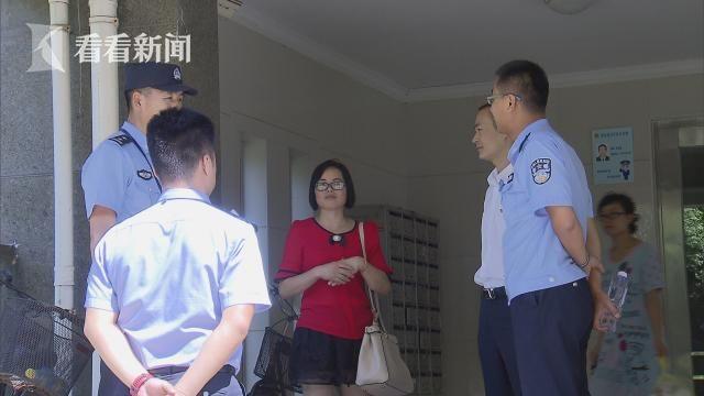 警方向当地居民了解情况