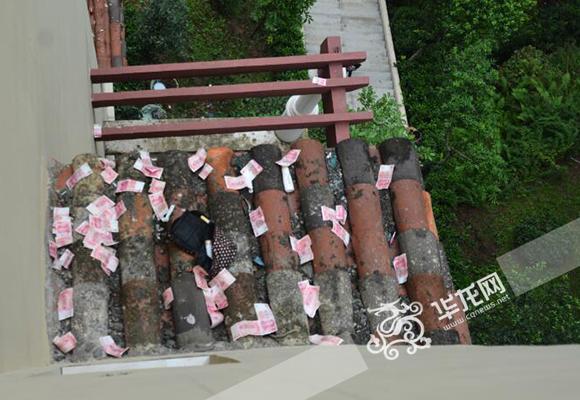 老人赌气从6楼抛撒3万现金 随后后悔报警求助