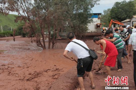 云南元谋泥石流致1人失联7人伤 形成6米高堰塞湖