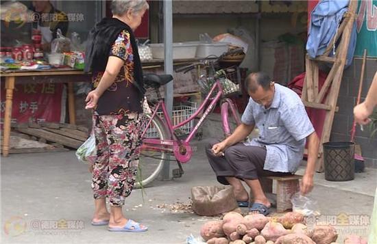 卖菜老人收到假币 女子撕毁假钞给大爷换真钞