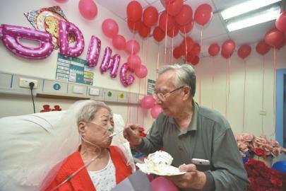 87岁老人病房庆祝白金婚 携手走过70年风雨人生