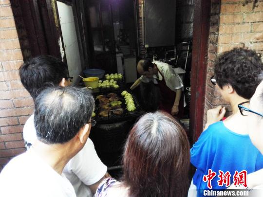 图为食客们在排队购买“阿大葱油饼”。(资料图) 潘索菲 摄