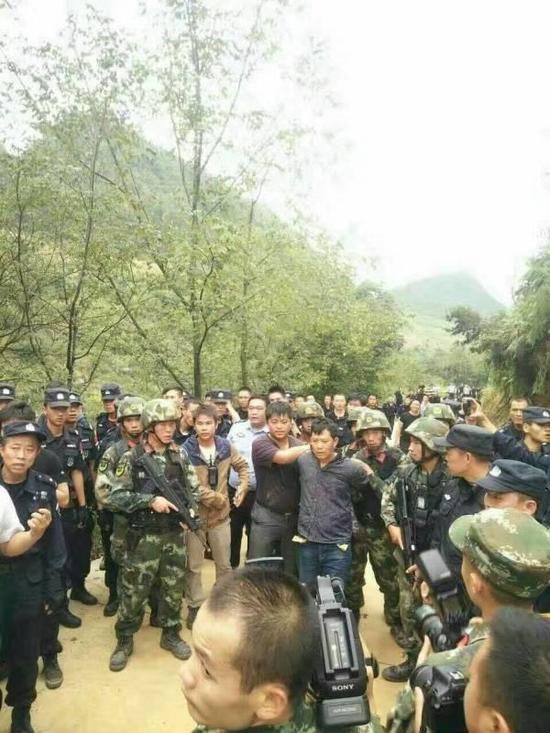 一家四口遭残忍杀害 六百警力围山抓凶手