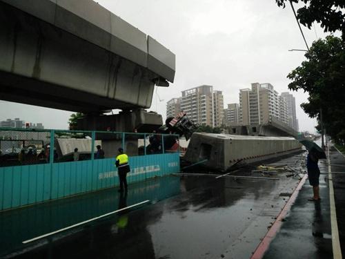 台湾新北市轻轨轨道掉落 施工吊车瞬间翻落地面