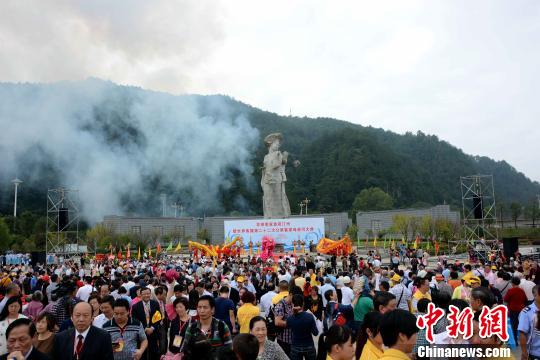 2000多名海内外乡亲“客家首府”福建长汀寻根祭祖