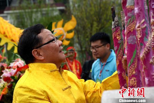 图为上香祭拜。　张金川 摄