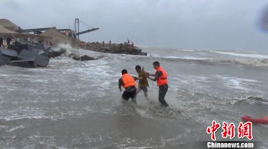 经过消防官兵和被困人员的共同努力，被困渔民终于成功靠岸。　章肖宣 摄