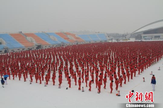 沈阳分会场跳广场舞大妈为3921人。　沈殿成 摄