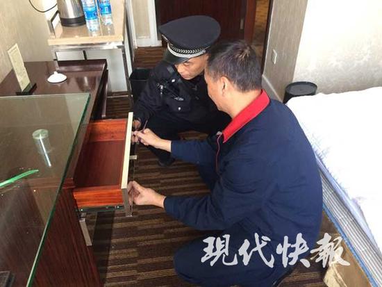 网传南京一酒店房间暗装双面镜 警察:说法不实