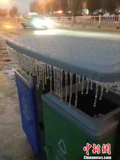 图为克拉玛依市遭遇最强冻雨天气。　孟苗 摄