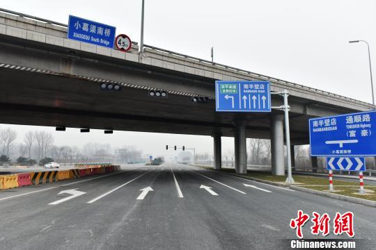 12日，壁富路(顺义区段)道路工程正式通车。这条双向六车道的主干道，将成为城市副中心往来首都机场的便捷通道，实现城市副中心与周边辖区的快速连接。图为壁富路(顺义区段)通车。　张可为 摄