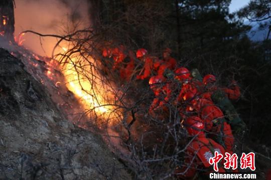 四川道孚40名森警奋战两昼夜扑灭山火