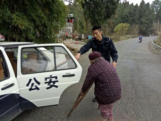 八旬老人体力不支躺马路上获救(警方供图)