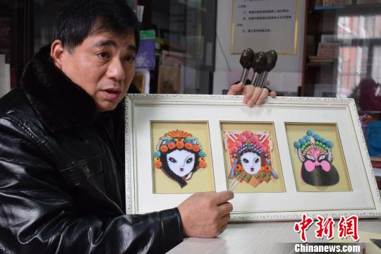 武汉残疾艺人衍纸作“画”融中国元素入西方技艺