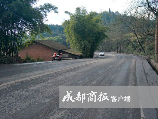 李明军房屋后的公路