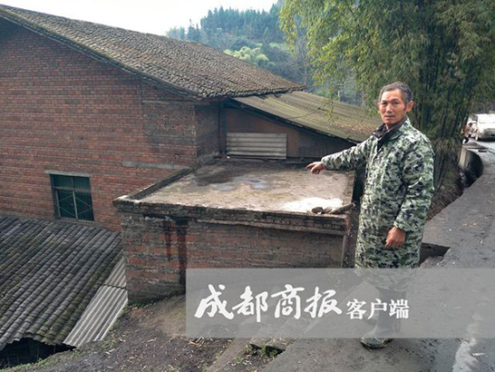 房主介绍：几年前修建房屋时，屋后的路面是低于自己房屋的，最近几年，屋后路面加宽加高，至今已经和房屋一样高了。加之公路边没有护栏，时常有车辆飞出撞向自己的房屋。