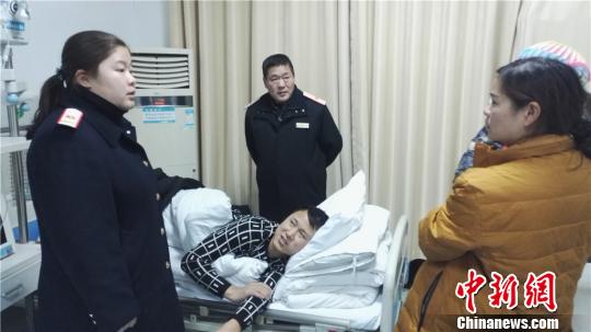 乘客突发疾病腹痛难忍列车临时停车1分钟送其就医