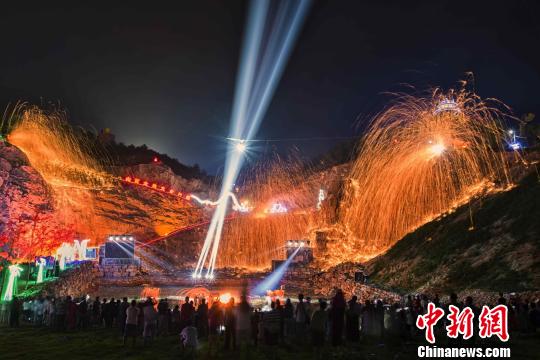 山西太原千年“打铁花”奇技祭祀上古水神（图）