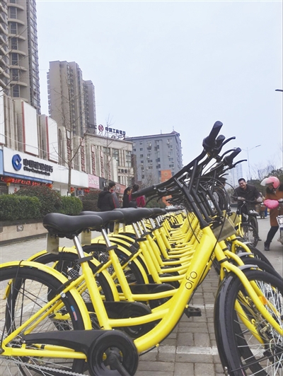 停放在人行道上的“ofo”公共自行车。