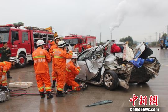 消防官兵实施救援何杨摄