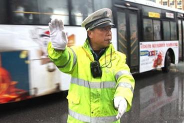 “雷锋式交警”王明华：繁忙路口筑起“移动安全岛”