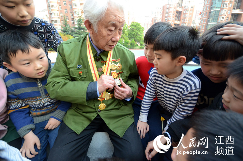 清明节前夕，南昌的一群小朋友听爷爷讲抗战故事。