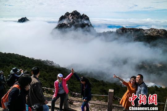 9日，安徽黄山风景区经过昨夜雷雨天气的洗礼，云海、佛光等壮丽风景展现在游客们的眼前。　李金刚 摄